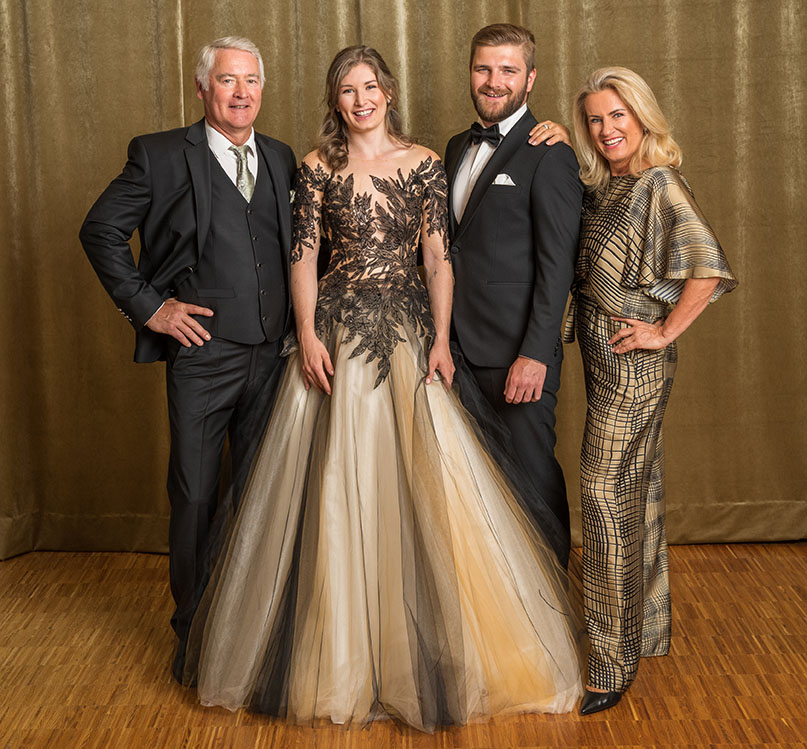 Ballmode, Abendmode und Festmode bei Hänsel & Gretel, die schönste Auswahl für festliche Anlässe vom Debütantenball und Schülerball bis zum Wiener Opernball und von der Familienfeier bis zur Opernpremiere bei den Salzburger Festspielen
