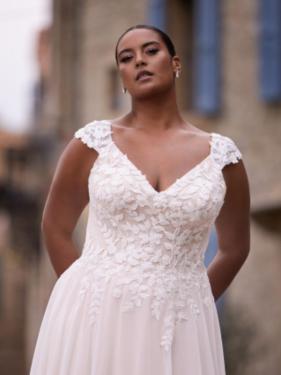 Tres Chic - Curvy Brautkleid, A-Linie, Blumenmuster, Ärmelchen, Schleppe - Hänsel & Gretel