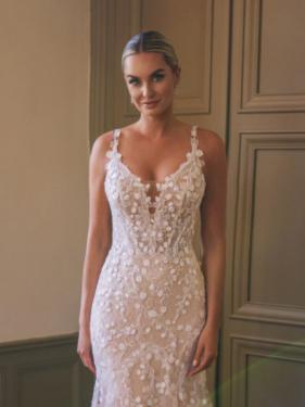 Tres Chic - enges Brautkleid, Mermaid, Fitflair, Blüten, Schleppe - Hänsel & Gretel